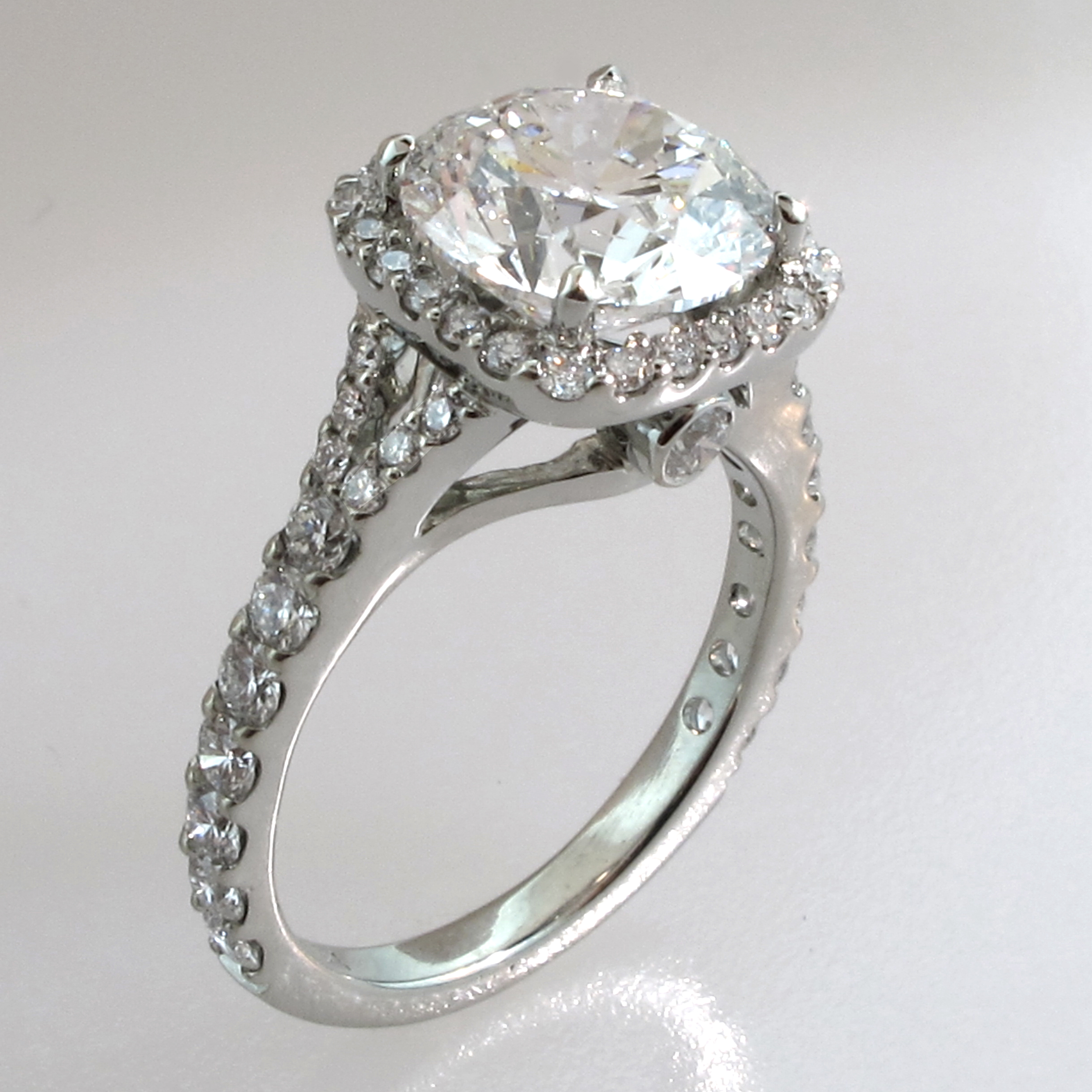 Diamond Engagement Ring Round Brilliant Diamond with Halo Setting 4-prong White Gold