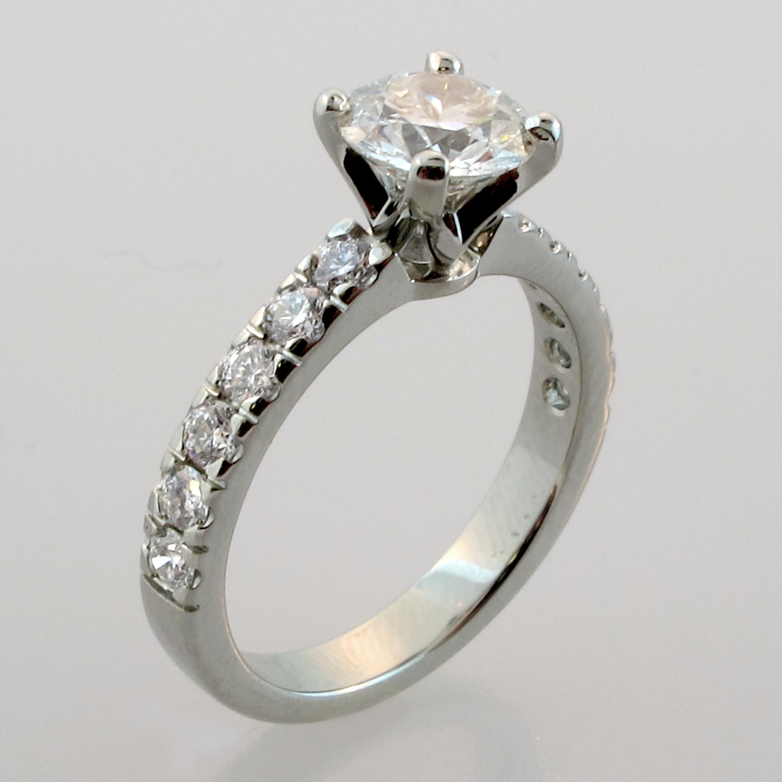 Round Brilliant Cut Diamond Engagement Ring 4-prong
